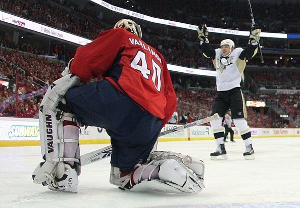 Ruslan Fedotenko scores on Semyon Varlamov in NHL playoffs 2009